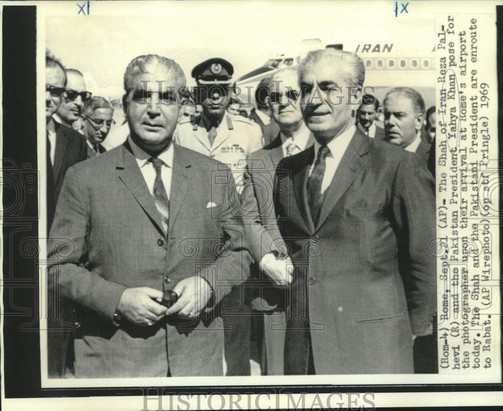 1969 Press Photo Shah of Iran Palhevi and Pakistan's Khan at Rome airport.