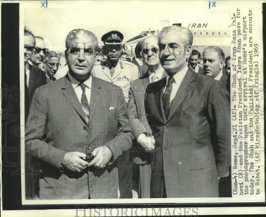 1969 Press Photo Shah of Iran Palhevi and Pakistan's Khan at Rome airport.