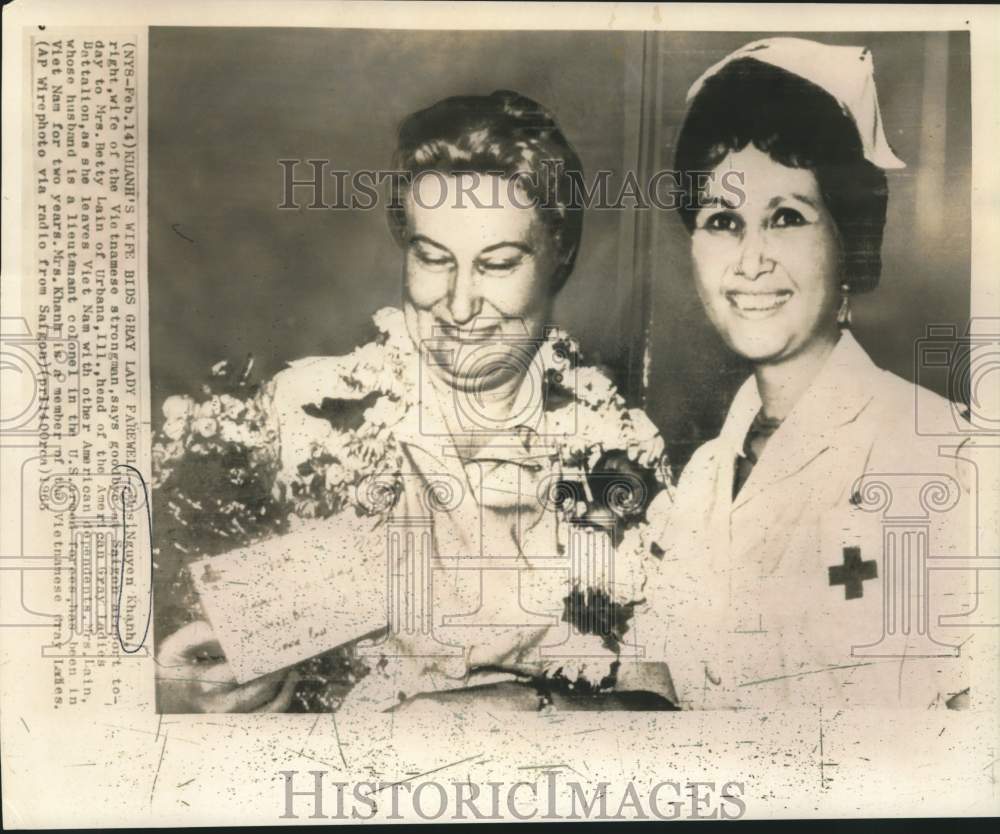 1965 Press Photo Mrs. Nguyen Khanh bids farewell to Betty Lain at Saigon airport