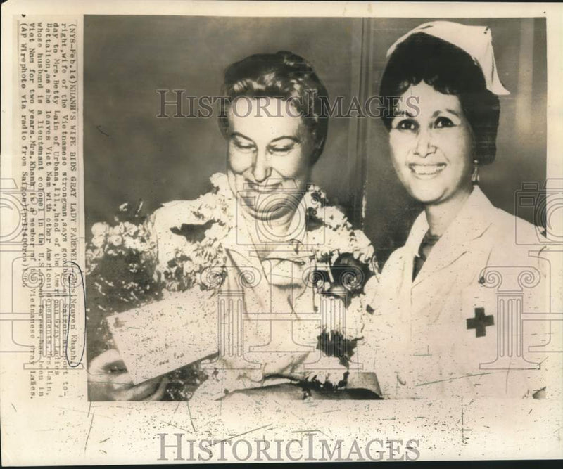 Load image into Gallery viewer, 1965 Press Photo Mrs. Nguyen Khanh bids farewell to Betty Lain at Saigon airport
