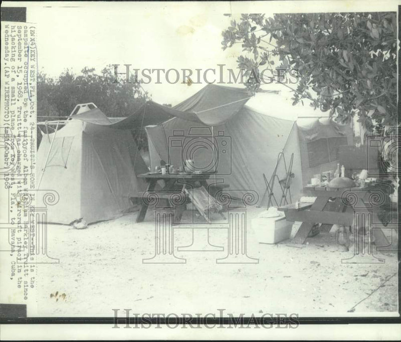 Load image into Gallery viewer, 1968 Press Photo Alben William Barkley's family campsite home in Key West, FL
