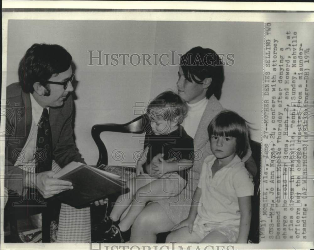 1974 Press Photo Mrs. Jo Ann Keyes with attorney and children in Mobile, Alabama