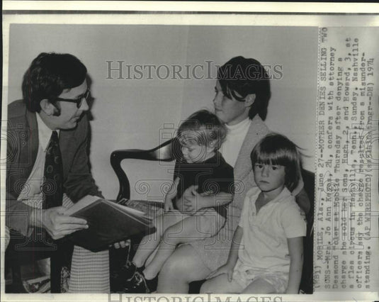1974 Press Photo Mrs. Jo Ann Keyes with attorney and children in Mobile, Alabama