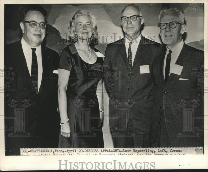 Load image into Gallery viewer, 1965 Press Photo Leon Keyserling and others at Council of Southern Mountains.
