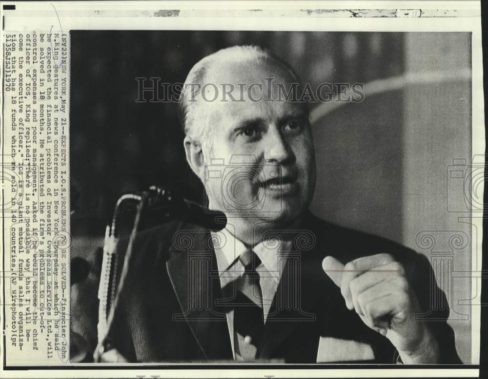 1970 Press Photo Financier John M. King gestures a news conference in New York.