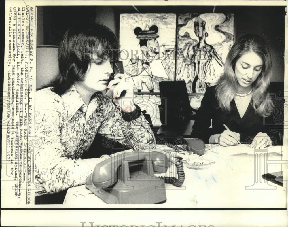1972 Press Photo Charles and Vicki, Kash Kard originator and assistant.