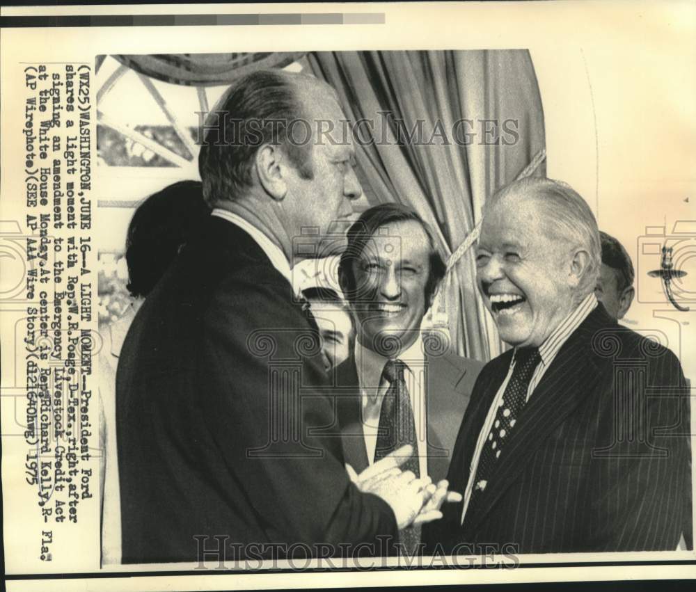 1975 Press Photo President Ford with Representatives Poage and Kelly at Capitol