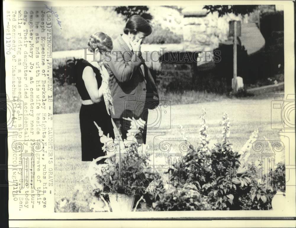 1969 Press Photo Mr. and Mrs. Joseph Kopechne at grave of daughter Mary Jo