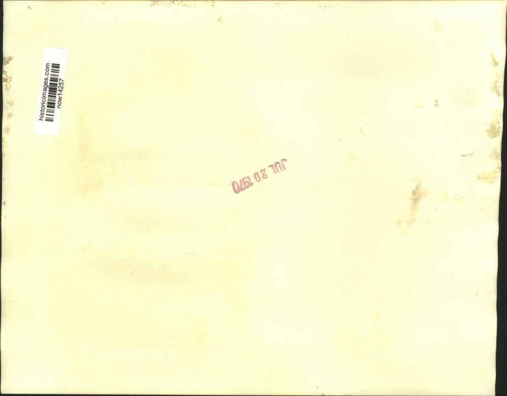 1969 Press Photo Mr. and Mrs. Joseph Kopechne at grave of daughter Mary Jo