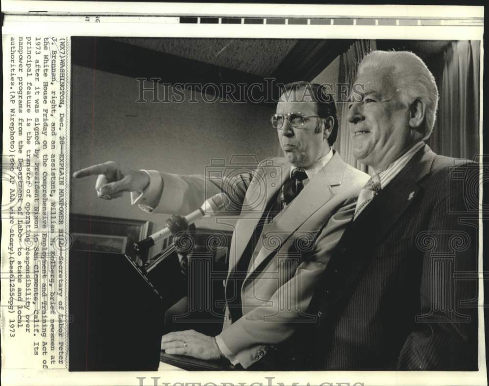 1973 Press Photo Secretary of Labor Brennan and William Holberg with newsmen