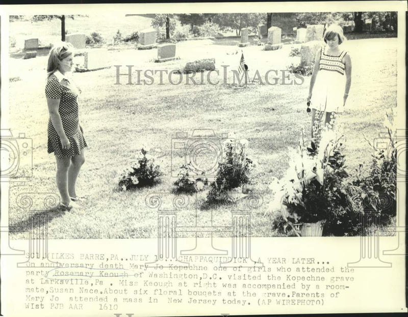 Load image into Gallery viewer, 1970 Press Photo Rosemary Keough and friend visits grave of Mary Jo Kopechne
