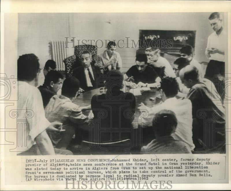 Load image into Gallery viewer, 1962 Press Photo Algeria Premier Mohammed Khidar and others at news conference
