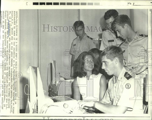1970 Press Photo Isobel Kelly with Merchant Marine Academy students in New York