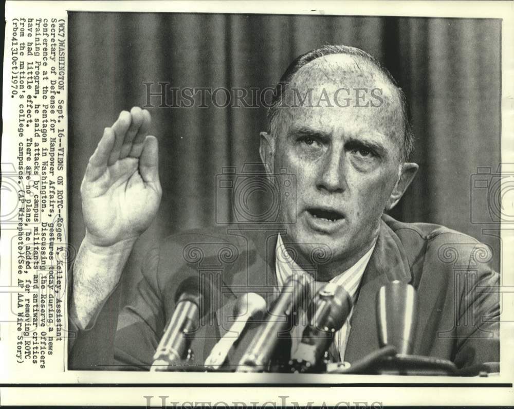 1970 Press Photo Roger Kelley gestures during Pentagon news conference