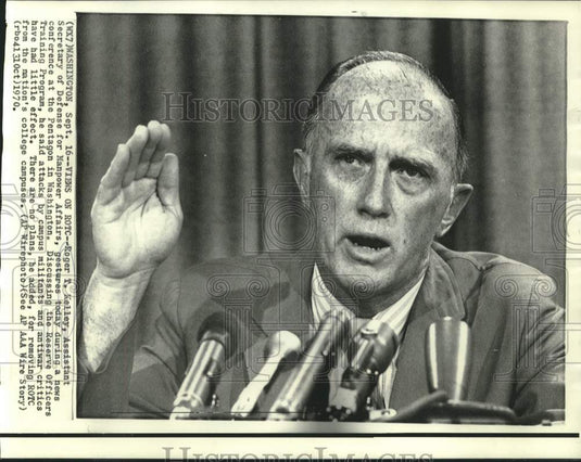 1970 Press Photo Roger Kelley gestures during Pentagon news conference