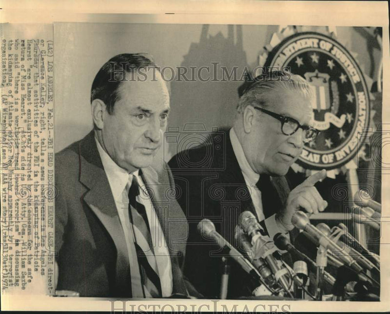 Load image into Gallery viewer, 1974 Press Photo FBI Director Kelley and Saxbe at Los Angeles news conference
