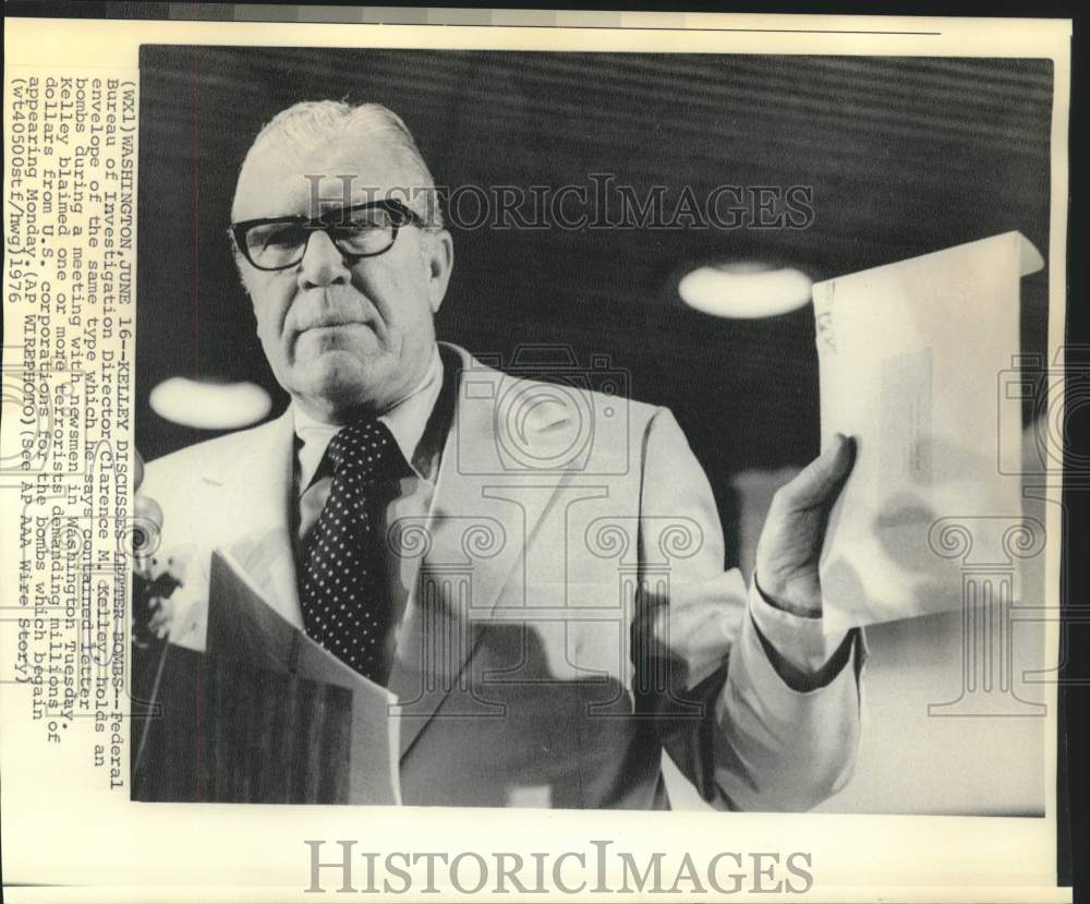 1976 Press Photo FBI Director Kelley discusses letter bombs at news conference