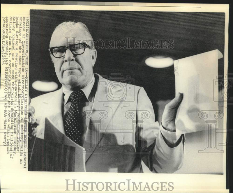 Load image into Gallery viewer, 1976 Press Photo FBI Director Kelley discusses letter bombs at news conference
