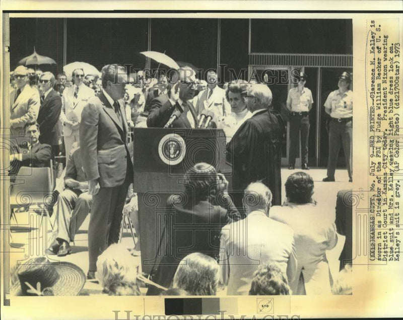 Load image into Gallery viewer, 1973 Press Photo Clarence Kelley takes oath by Judge Becker as others watch.
