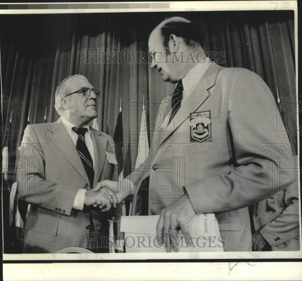 1974 Press Photo FBI Director Kelley shakes hand of Police Chief Jerry Wilson.