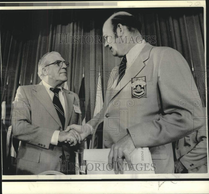 Load image into Gallery viewer, 1974 Press Photo FBI Director Kelley shakes hand of Police Chief Jerry Wilson.
