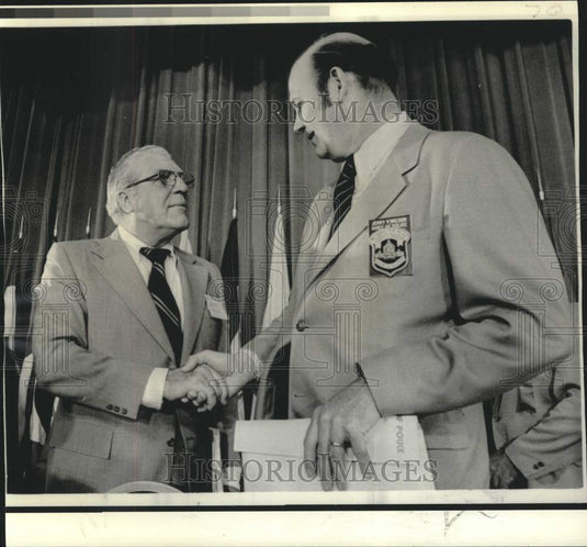 1974 Press Photo FBI Director Kelley shakes hand of Police Chief Jerry Wilson.