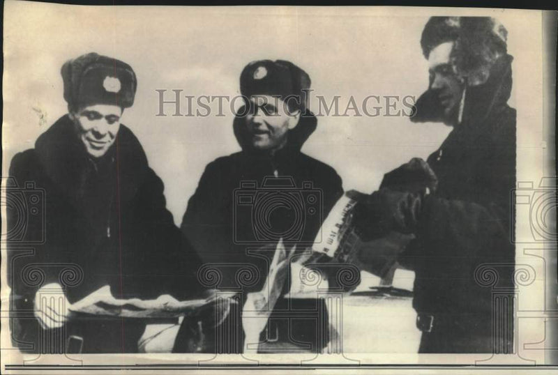 Load image into Gallery viewer, 1969 Press Photo Russian cosmonaut Khrunov and others of Soyuz 4 at landing site
