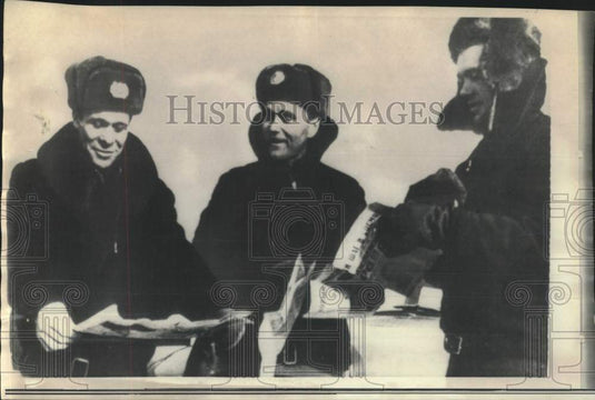 1969 Press Photo Russian cosmonaut Khrunov and others of Soyuz 4 at landing site