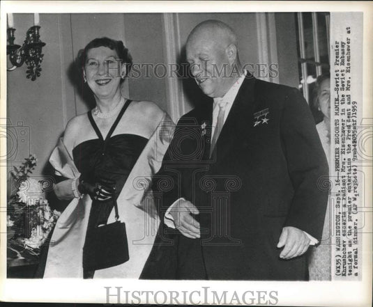 1959 Press Photo Soviet Premier Khrushchev escorts Mrs. Eisenhower to dinner