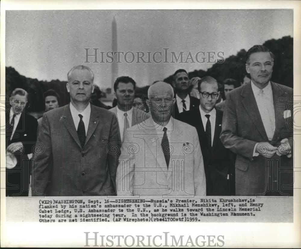 1959 Press Photo Soviet Premier Khrushchev and others sightseeing Washington