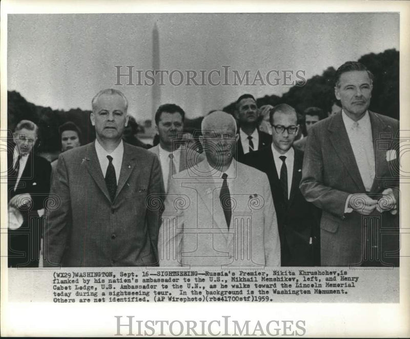 Load image into Gallery viewer, 1959 Press Photo Soviet Premier Khrushchev and others sightseeing Washington
