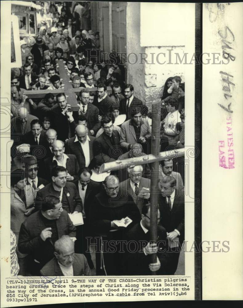 Load image into Gallery viewer, 1971 Press Photo Christian pilgrims carry crosses along Via Dolorosa, Jerusalem.
