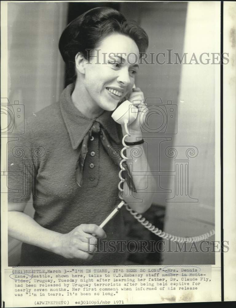 1971 Press Photo Mrs. Dennis talks with U.S. Embassy staff in Uruguay.