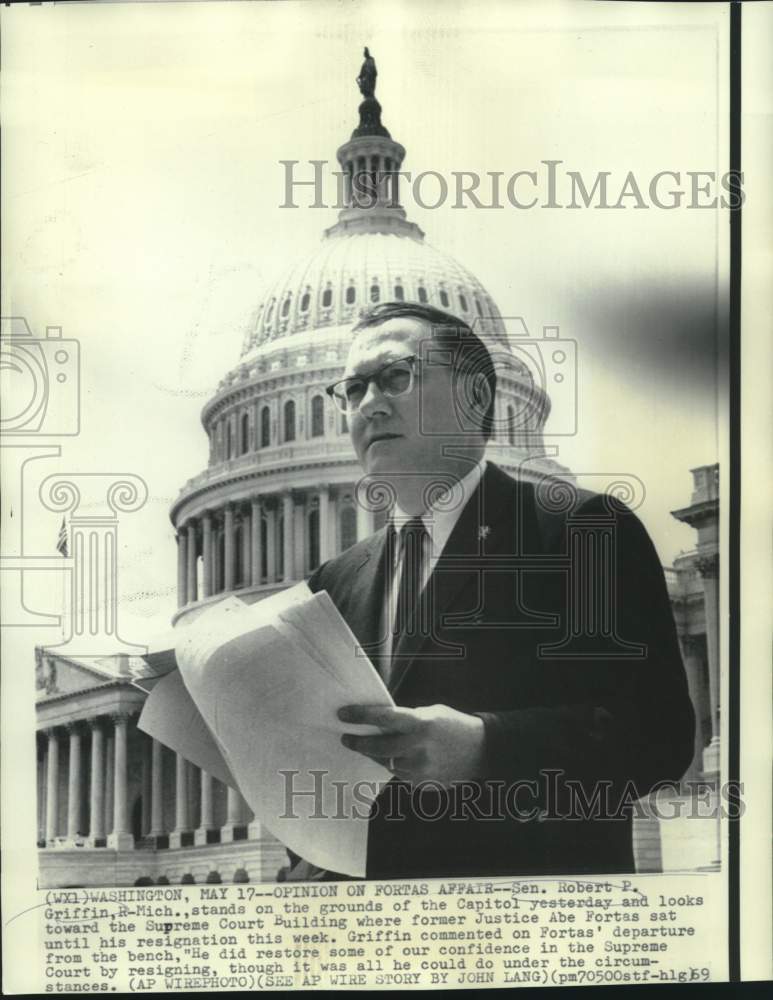 1969 Press Photo Senator Robert Griffin on Capitol grounds in Washington