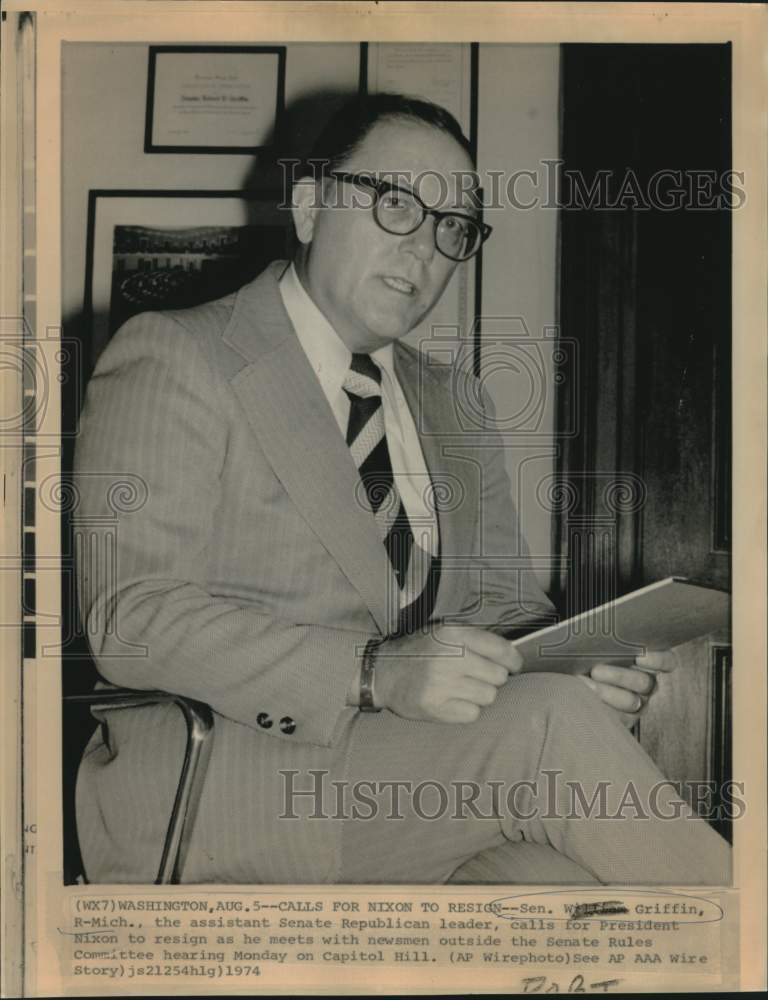 Load image into Gallery viewer, 1974 Press Photo Senator Griffin with newsmen on Capitol Hill. - now14519
