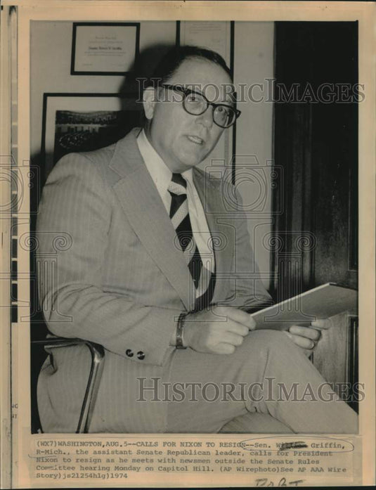 1974 Press Photo Senator Griffin with newsmen on Capitol Hill. - now14519