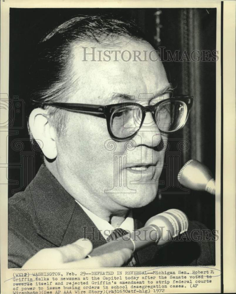 Load image into Gallery viewer, 1972 Press Photo Michigan Senator Robert Griffin with newsmen on Capitol Hill.
