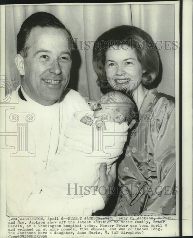 Load image into Gallery viewer, 1966 Press Photo Senator and Mrs. Henry Jackson with son Peter in Washington.
