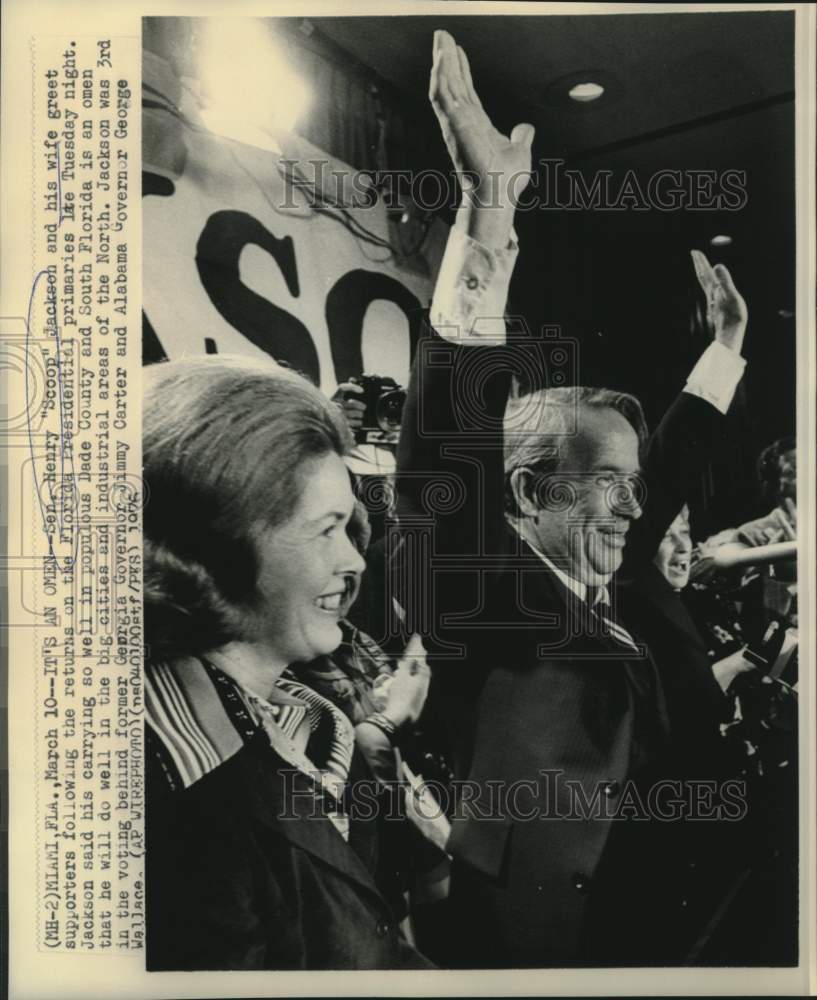 1976 Press Photo Senator Henry Jackson with wife greets supporters in Florida.