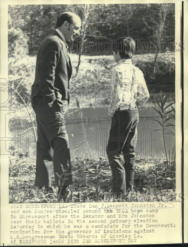 Load image into Gallery viewer, 1971 Press Photo Senator Bennett Johnston and son Hunter at YMCA Boys Camp
