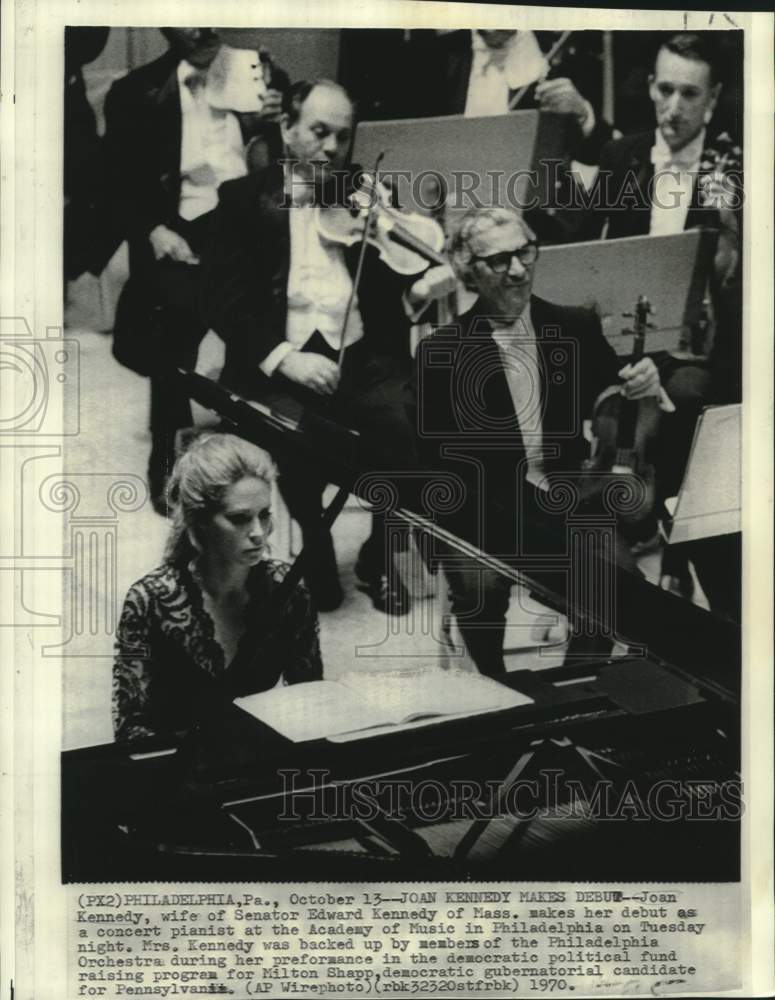 Load image into Gallery viewer, 1970 Press Photo Joan Kennedy debuts as concert pianist in Philadelphia.
