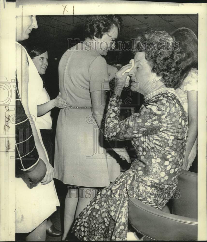 1970 Press Photo Mrs. Joseph Kennedy wipes perspiration at campaign reception