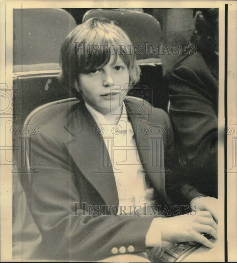 Load image into Gallery viewer, 1974 Press Photo Edward M. Kennedy, Jr. watches Lakers-Celtics NBA game
