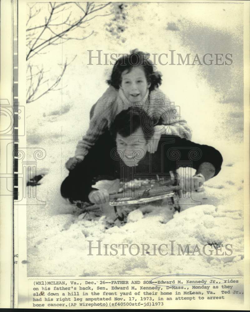 1973 Press Photo Father and son Edward Kennedy, Sr. and Jr. sledding in Virginia