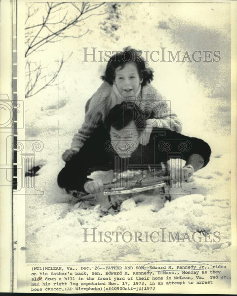 Load image into Gallery viewer, 1973 Press Photo Father and son Edward Kennedy, Sr. and Jr. sledding in Virginia
