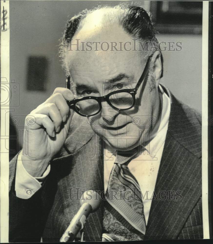 1974 Press Photo National Basketball Commissioner Walter Kennedy with newsmen