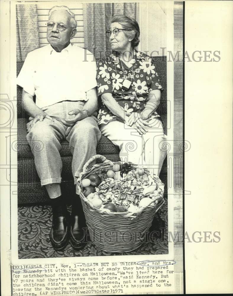 Load image into Gallery viewer, 1971 Press Photo Mr. and Mrs. Roy Kennedy with basket of treats but no trickers
