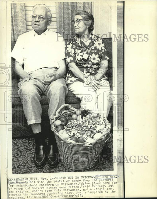 1971 Press Photo Mr. and Mrs. Roy Kennedy with basket of treats but no trickers