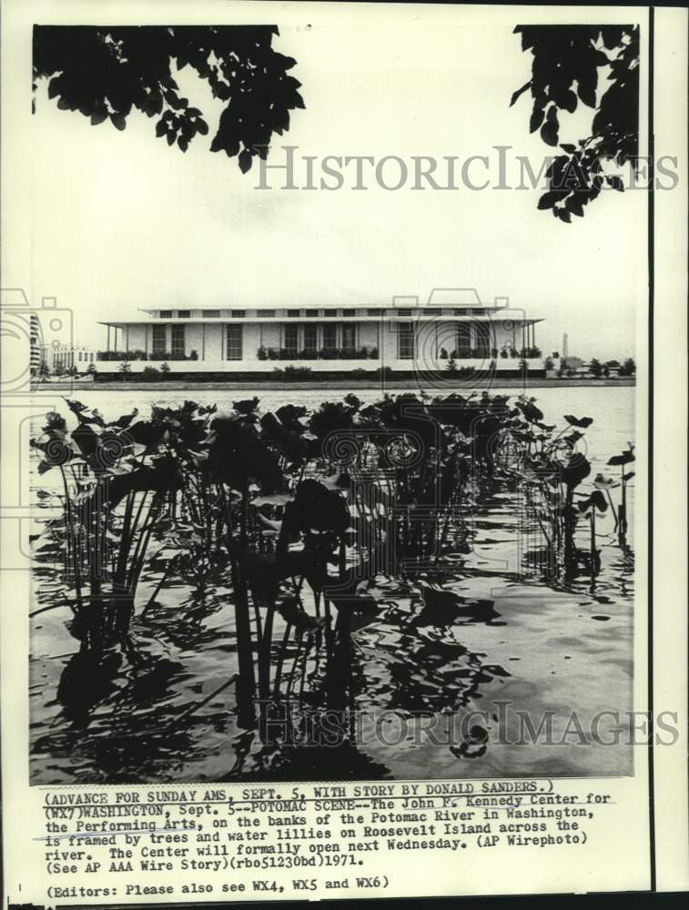 1971 Press Photo John F. Kennedy Center for Performing Arts on Potomac River
