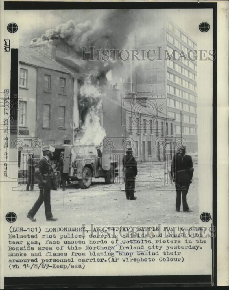 1969 Press Photo Riot police face Catholic rioters in Bogside, Northern Ireland.